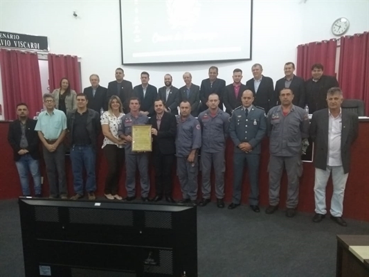 Sub-tenente do Corpo de Bombeiros é homenageado na Câmara de Votuporanga (Foto: Divulgação/Câmara Municipal)