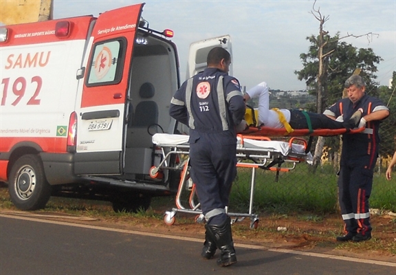 Motociclista fica ferida ao sofrer queda na estrada vicinal de Álvares
