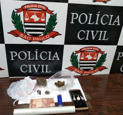 Os policiais da Dise apreenderam diversas porções de maconha, crack, dinheiro e material usado no preparo da droga (Foto: Divulgação/Dise)