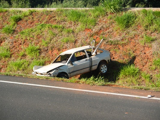 Motorista perde direção de carro e cai em canteiro