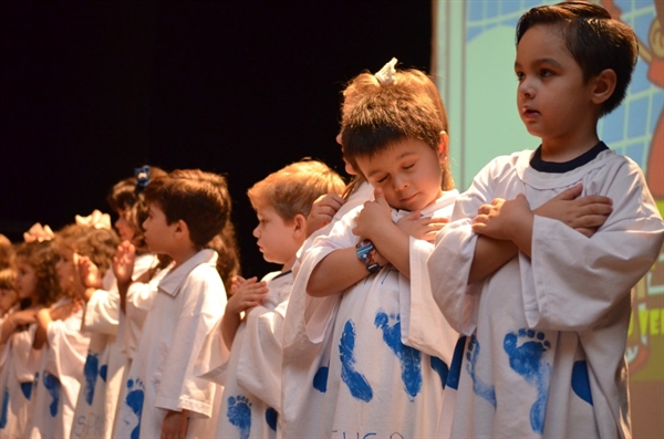 Alunos do Colégio Unifev comemoram Dia dos Pais com apresentações musicais
