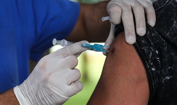 A vacina é inativada, ou seja, contém apenas fragmentos do vírus, inativos (Foto: Marcello Casal Jr/Agência Brasil)