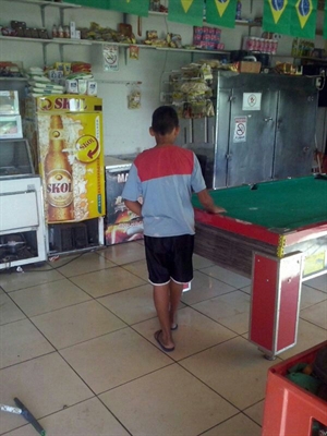 Crianças são flagradas pela PM cuidando de bar