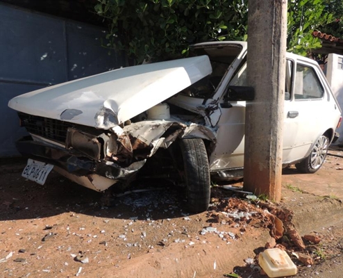 Carro descontrolado sobe na calçada e derruba muro de casa