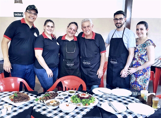 A Carne Nobre é administrada pelos proprietários Luiz Caires, Débora Romani, Ana Cássia Caires e Artur Coutinho (Foto: Arquivo Pessoal)