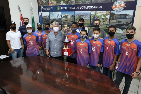 O prefeito Jorge Seba (PSDB) recebeu, nesta sexta-feira (10), atletas da categoria sub-14 da escolinha de futsal da Prefeitura (Foto: Prefeitura de Votuporanga)