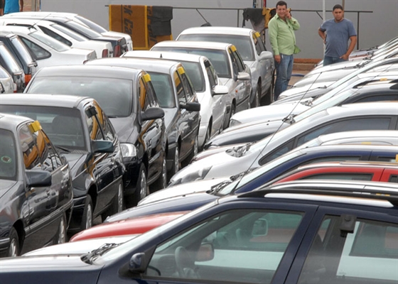 Lei obriga as lojas de veículos a entregar contratos aos consumidores