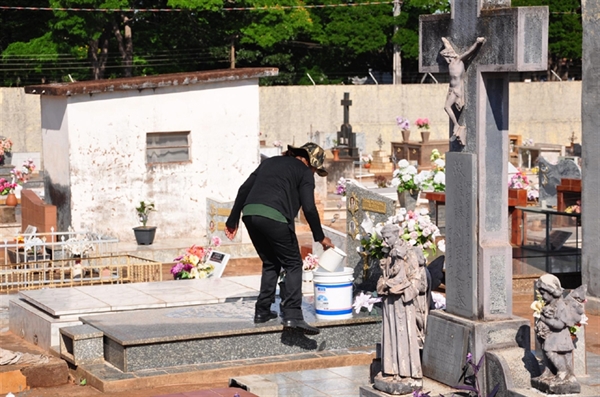 As pessoas que forem reformar ou limpar jazigos no cemitério até o dia 18 de outubro (Foto: Reprodução)