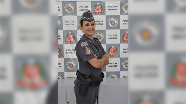 Ela concilia a rotina da Polícia Militar em Votuporanga com os trabalhos domésticos há três anos (Foto: A Cidade)