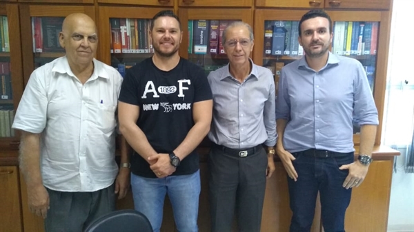 O policial federal Danilo Campetti (camiseta preta) ao lado presidente da Câmara, Mehde Meidão, do autor da homenagem, Antonio Carlos Francisco e do policial civil, Jairo Berteli (Foto:Câmara Municipal)