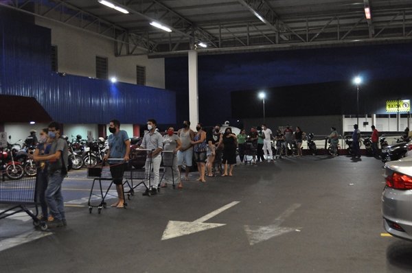 Filas se formaram nas portas dos supermercados após o anúncio do lockdown (Foto: A Cidade)