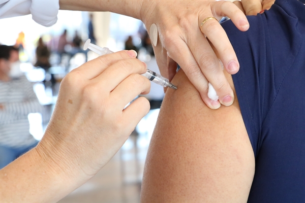 A partir de segunda-feira (19), Votuporanga amplia vacinação contra a Covid para as pessoas de 30 a 34 anos, sem escalonar (Foto: Prefeitura de Votuporanga)
