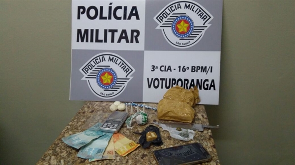 Com eles, foram localizadas porções de cocaína, crack e maconha, bem como apetrechos e embalagem para colocar entorpecentes Foto: Divulgação/Polícia Militar 