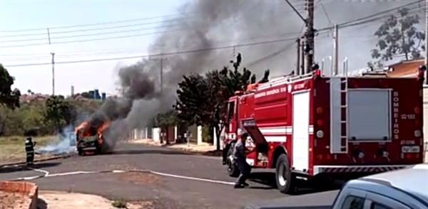 Carro pega fogo em bairro de Mirassol — Foto: Arquivo Pessoal