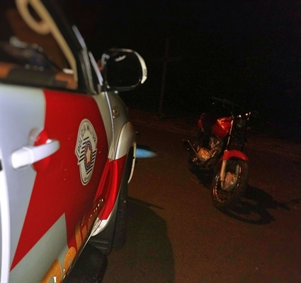 A moto encontrada pela PM faz parte das três motos furtadas na noite do último sábado (7) (Foto: Divulgação/Polícia Militar)