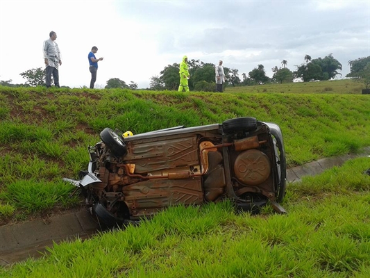 Automóvel com quatro pessoas capota na rodovia