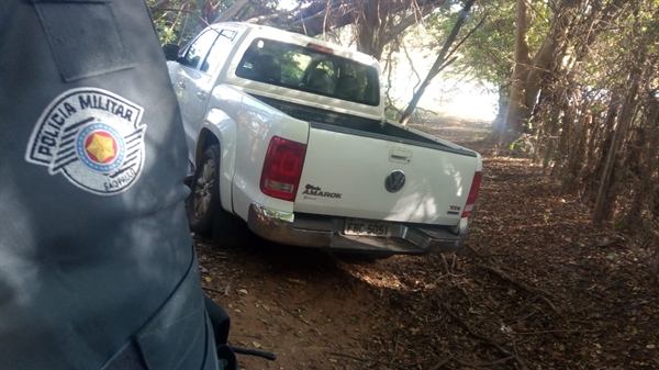 Os policias realizaram buscas e conseguiram localizar o veículo colidido contra uma árvore em uma mata  (Foto: Divulgação/Polícia Militar)