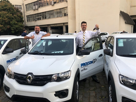O veículo foi recebido pelo diretor do órgão, Leandro Vinícius da Conceição, e pelo secretário municipal da Cidade, Vander Marcelo Coienca (Foto: Prefeitura de Votuporanga)