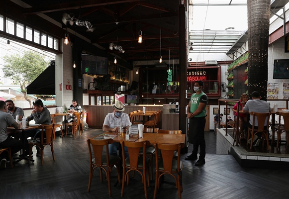 Os donos de bares e restaurantes de Fernandópolis vão esperar uma resposta da Prefeitura até esta quinta-feira, 13, para decidir se abrem ou não (Foto: Reprodução/Jornal da Record/Imagem Ilustrativa)