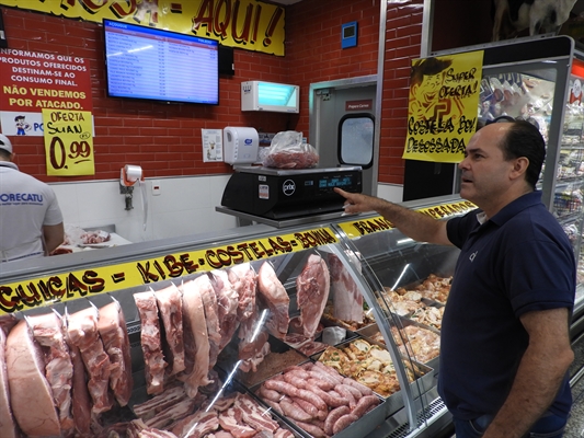 Claudenir de Oliveira Souza, 47 anos, mudou um pouco a forma de consumir carne bovina (Foto:  Daniel Castro/A Cidade)