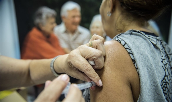 Segunda etapa é destinada a idosos com mais de 60 anos e professores (Foto: Marcelo Camargo/Agência Brasil)