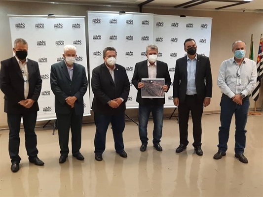 O prefeito, seu vice Cabo Valter, Carlão Pignatari e o Osvaldo Carvalho se reuniram com o secretário de Habitação (Foto: Prefeitura de Votuporanga)