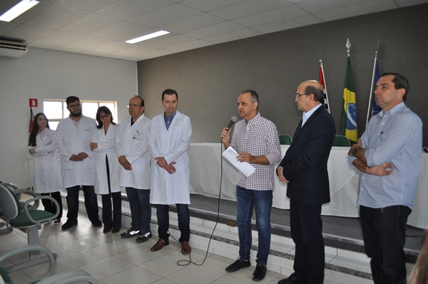 Com a presença da equipe médica e autoridades locais, Torrinha anunciou o retorno da especialidade na Santa Casa (Foto: Érika Chausson/A Cidade)