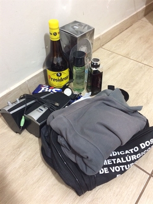 Com ele, a PM encontrou garrafas de conhaque, caixa de bis, perfumes, camisetas, caixa de som e uma mochila (Foto: Aline Ruiz/A Cidade)