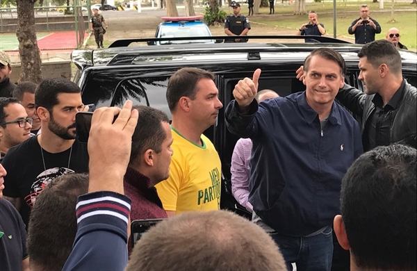 Jair Bolsonaro chegou à zona eleitoral, no Rio de Janeiro, acompanhado do filho Flávio Bolsonaro (Foto: Cristina Boeckel/G1)