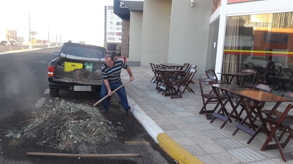 Entulho foi recolhido por comerciante e deixando na frente da prefeitura de Fernandópolis (Foto: Luiz Carlos Fanti/Arquivo Pessoal) 