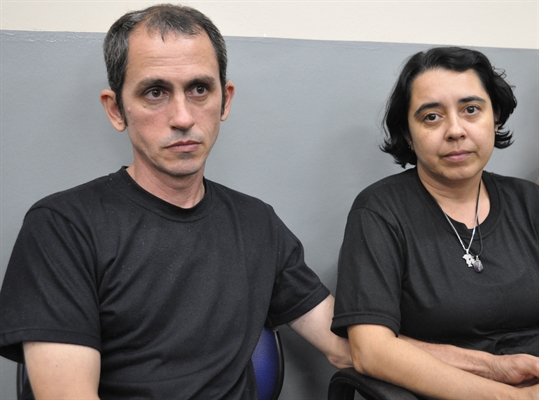 Os pais de Maria Letícia Leal da Silva Tangoda, Paulo e Alessandra, sentaram na última fileira do plenário do Tribunal do Júri (Foto: Aline Ruiz/A Cidade)