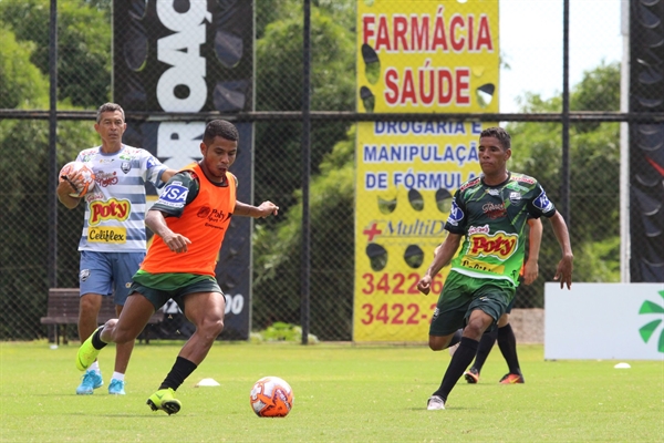 Alberto Félix observa os jogadores durante treinamento da Alvinegra; CAV joga na quinta (21) (Foto: Rafael Bento/CAV)