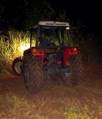 O trator foi encontrado escondido em uma plantação de seringueira (Foto: Divulgação/Polícia Militar)