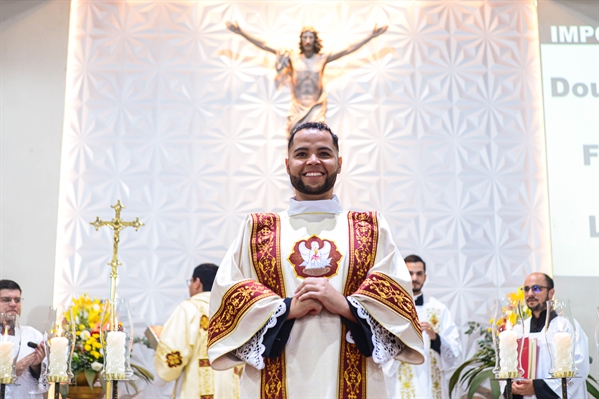 O votuporanguense Brenno do Nascimento Eugenio será ordenado padre amanhã  (Foto: Divulgação)