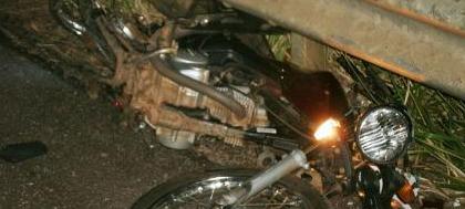 Motocicleta é esmagada por caminhão