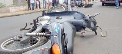 Rapaz fratura perna em colisão de motocicletas