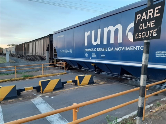Moradores voltaram a ficar presos dentro de seus bairros por conta de um trem interditando o cruzamento (Foto: Arquivo pessoal)