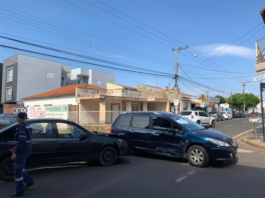 Grávida precisou ser sorrida após acidente no cruzamento das ruas Itacolomi e Minas Gerais   (Foto: A Cidade)