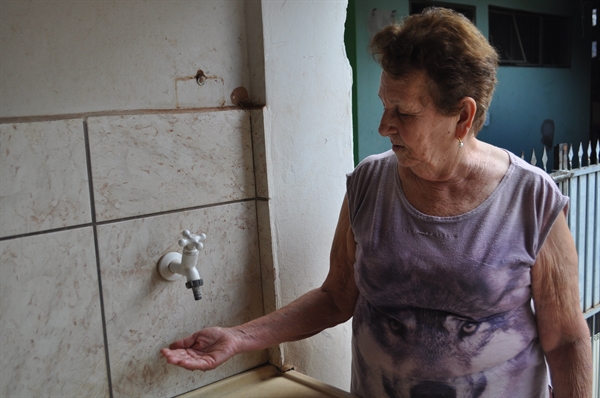 Betilde Cezareto, moradora do bairro Chácara das Paineiras, reclamou da falta de água