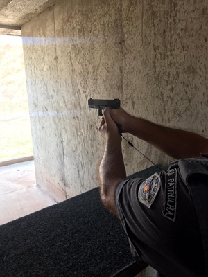 As antigas pistolas Taurus do policiamento da região foram recentemente trocadas pela Glock .40 de origem austríaca; policiais fazem treinamento  (Foto: Polícia Militar)