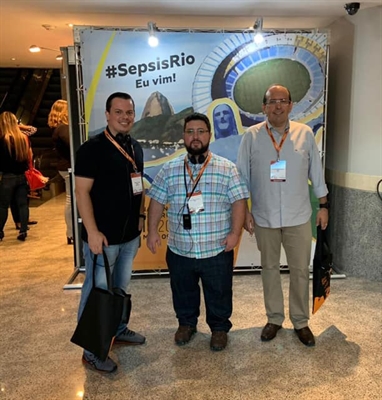 O coordenador da rede de Urgência e Emergência do município, Dr. Chaudes Ferreira Júnior, esteve na edição, acompanhado dos médicos Dr. Matheus Braga e Dr. Walter Serafim da Silva Neto (Foto: Santa Casa)