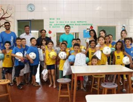 A iniciativa, intitulada Brincadeira, teve o objetivo de presentear as crianças atendidas pela entidade. (Foto: Divulgação/Unifev)