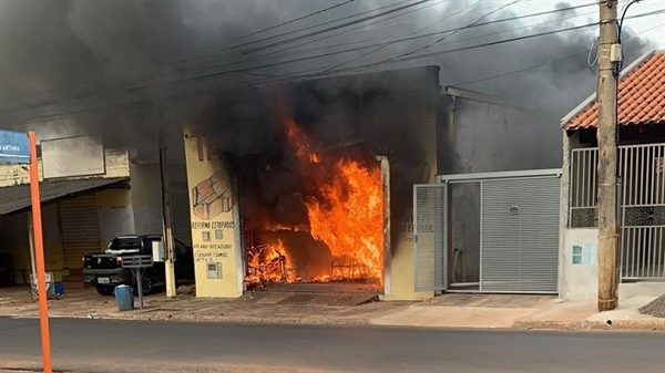 Segundo o proprietário, conhecido como 'Tatu Tapeceiro', as chamas tomaram conta rapidamente do imóvel, em que se armazenavam equipamentos e materiais (Foto: Arquivo pessoal)