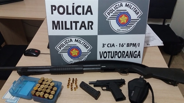Os policiais militares apreenderam duas armas (uma espingarda calibre 12 e uma pistola calibre 380), além de munições  Foto: Divulgação/Polícia