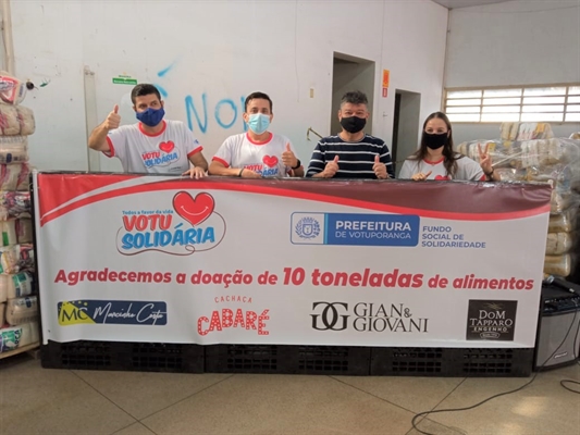 Empresário da dupla 'Gian & Giovani' participou da entrega das 310 cestas básicas arrecadadas em live dos músicos (Foto: A Cidade)