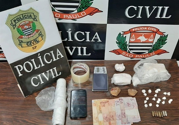 Os policiais da Dise apreenderam drogas, dinheiro, balança, entre outros objetos na casa de ‘Tropeço’ (Foto: Divulgação/Dise)