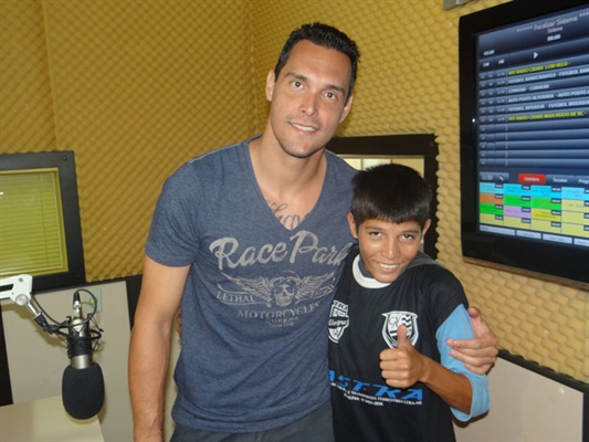 Luiz Fernando de Oliveira, fã de Cairo, visitou a Rádio Cidade 