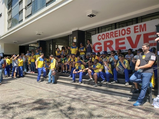 Trabalhadores dos Correios em greve, em Belo Horizonte — Foto: Gabi Coelho/G1