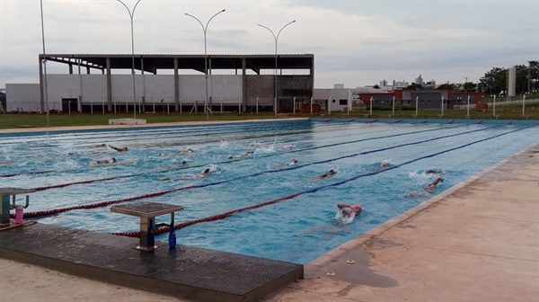 Nadadores do Centro de Formação treinaram no Parque Aquático Savério Maranho (Foto: Natação Votuporanga