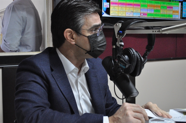 Antes de participar de audiência na Câmara, vice-governador esteve nos estúdios da Cidade FM para uma entrevista (Foto: A Cidade)